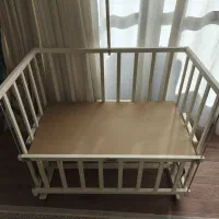 تخت گهواره کنار تخت مادر