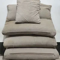 دو عدد مبل سه نفره همراه با بالشتک کوچک و بزرگ