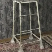چهارپایه فلزی