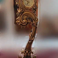 ساعت ایستاده کنار سالنی چوبی