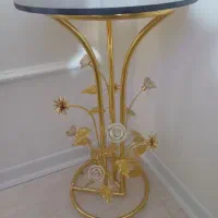 میز کنار سالنی گل برجسته
