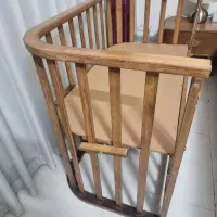 تخت کنار مادر