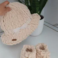 کلاه لبه دار و پاپوش نوزادی دستبافت