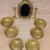 پیاله و آینه و شمعدان برنجی
