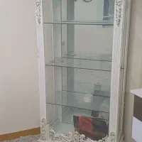تعدادی صندلی ودیکور آرایشگاه زنانه