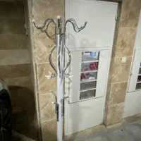جا لباسی ایستاده