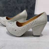 کفش سفید نقره ای