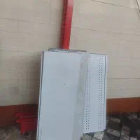 تعدادی قفسه و پایه وسط فروشگاهی