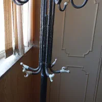 جا لباسی ایستاده پای سنگی