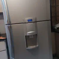 یک دستگاه یخچال و فریزر مارک کندی