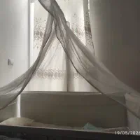 تخت کنار مادر