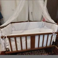 تخت و گهواره کنار مادرتمام چوب
