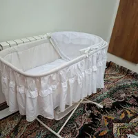 تخت کنار مادر کار کرده