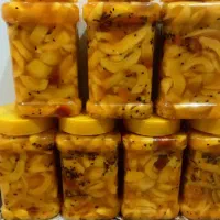 ترشی انبه با برگ زرد آلو