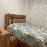 سرویس خواب شامل تخت،میز آرایش،پاتختی،صندلی، جاکفشی