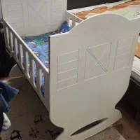 تخت گهواره ای کنار مادر