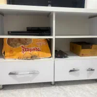 میز و کتابخانه