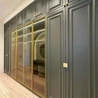 کمد دیواری با شیشه دکوفیکس و طرح نئوکلاسیک