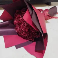 دسته گل رز زرشکی روبانی