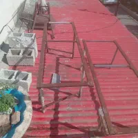 چهارپایه آهنی وچهارتا دربچه فروشی