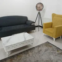 مبل ۹ نفره زرد و فیلی و جلو مبلی و میز عسلی