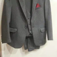 یک دست کت و شلوار پسرانه به همراه جلیقه