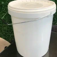 تعدادی سطل ۲۰ لیتری