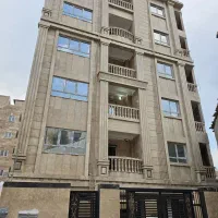 منشی خانم املاک ، با تسلط در رانندگی