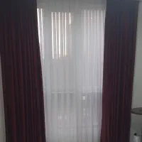 پرده مخمل زرشکی و پرده تور گلدار