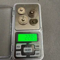 تعدادی پلاک و دگمه نقره