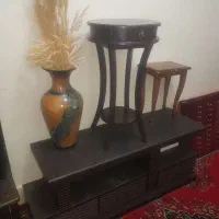 میز تلوزیون و تلفن و گلدان