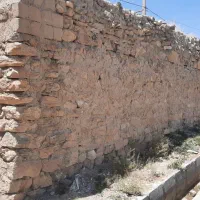 درب اهنی و دیوار سنگی