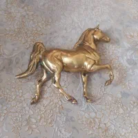 مجسمه برنجی اسب