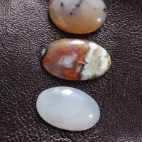 سه قطعه سنگ تزینی