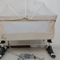 تخت کنارمادر  و  لباس بچه