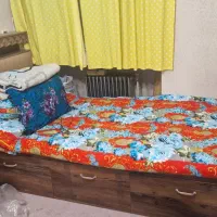 تخت یک نفره همراه با آینه