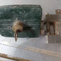 یک عدد قفل کتابی و یک عدد قفل قدیمی درب