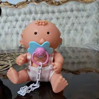 عروسک و ماشین اسباب بازی