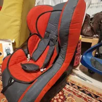 صندلی کودک در خودرو قرمز  مشکی کاملا سالم