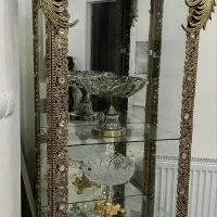 بوفه ۴طبقه جنس برنز طرح ریز نقش وطاوس آینه دار