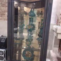 ویترین به همراه تمامی ظروف تزیینی داخلش