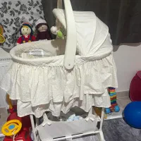 تخت کنار مادر.  گهواره موزیکال
