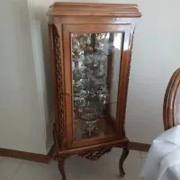 میز تلویزیون.دو عدد ویترین .