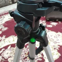 پایه دوربین فیلمبرداری با دوربین