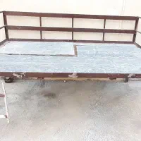 تخت فلزی