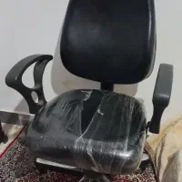 صندلی گردان و تعدادی صندلی