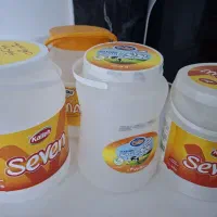 سطل پلاستیکی و بطری نوشابه