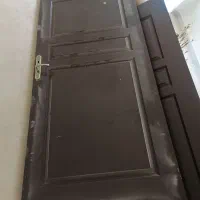 درب ورودی  و دری اتاق خواب و سرویس بهداشتی