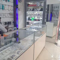 میز شیشه ای و یک میز کار