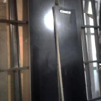 تخت خواب دونفره با تشک به همراه یک میز عسلی بزرگ